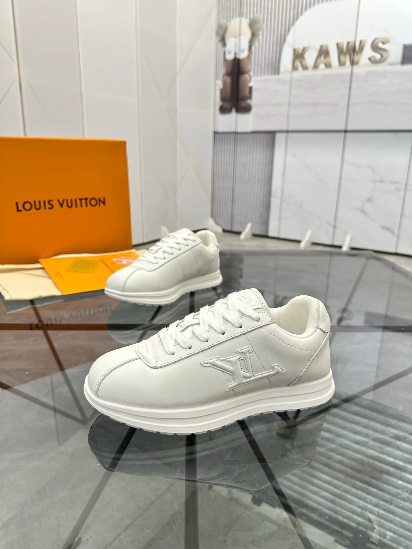 Men's shoes: 💰P700¥ Top quality Product trademark: LV* "Louis Vuitton*" low-top casual shoes Regular size: 35-45 (can be customized to 46) Couple style Product materials: Imported cowhide upper, breathable lining, original outsole. Number: two